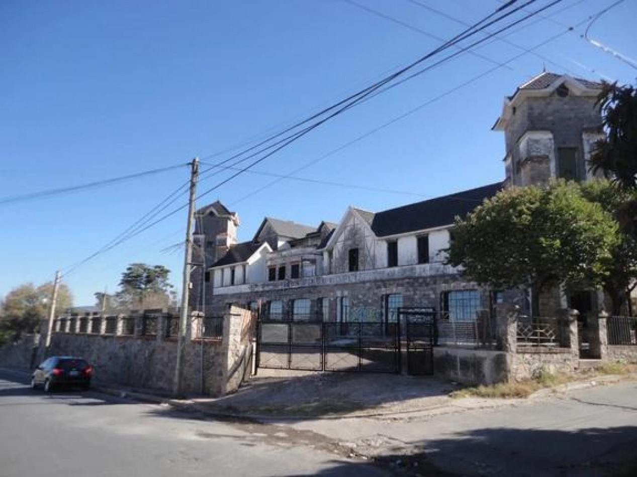 Hotel a restaurar - La Falda
