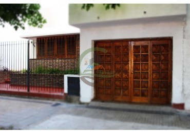Casa con quincho y pileta - La Plata